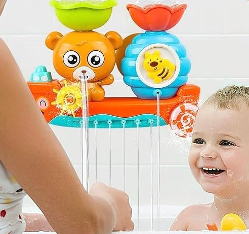 Chute d’eau dans le bain type ours enfant content