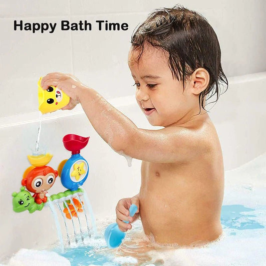 chute d’eau dans le bain singe enfant content