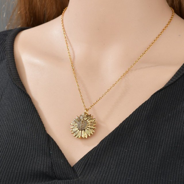 coliier Sunshine Tournesol or exemple sur cou