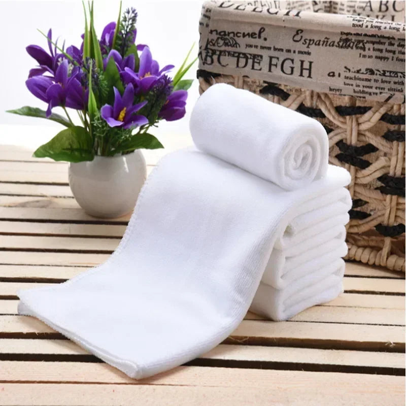 lot de serviettes de toilette blanches presentation avec pot