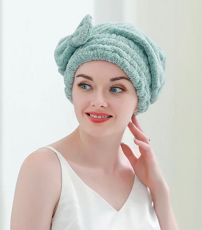 serviette pour la tĂŞte cliente heureuse