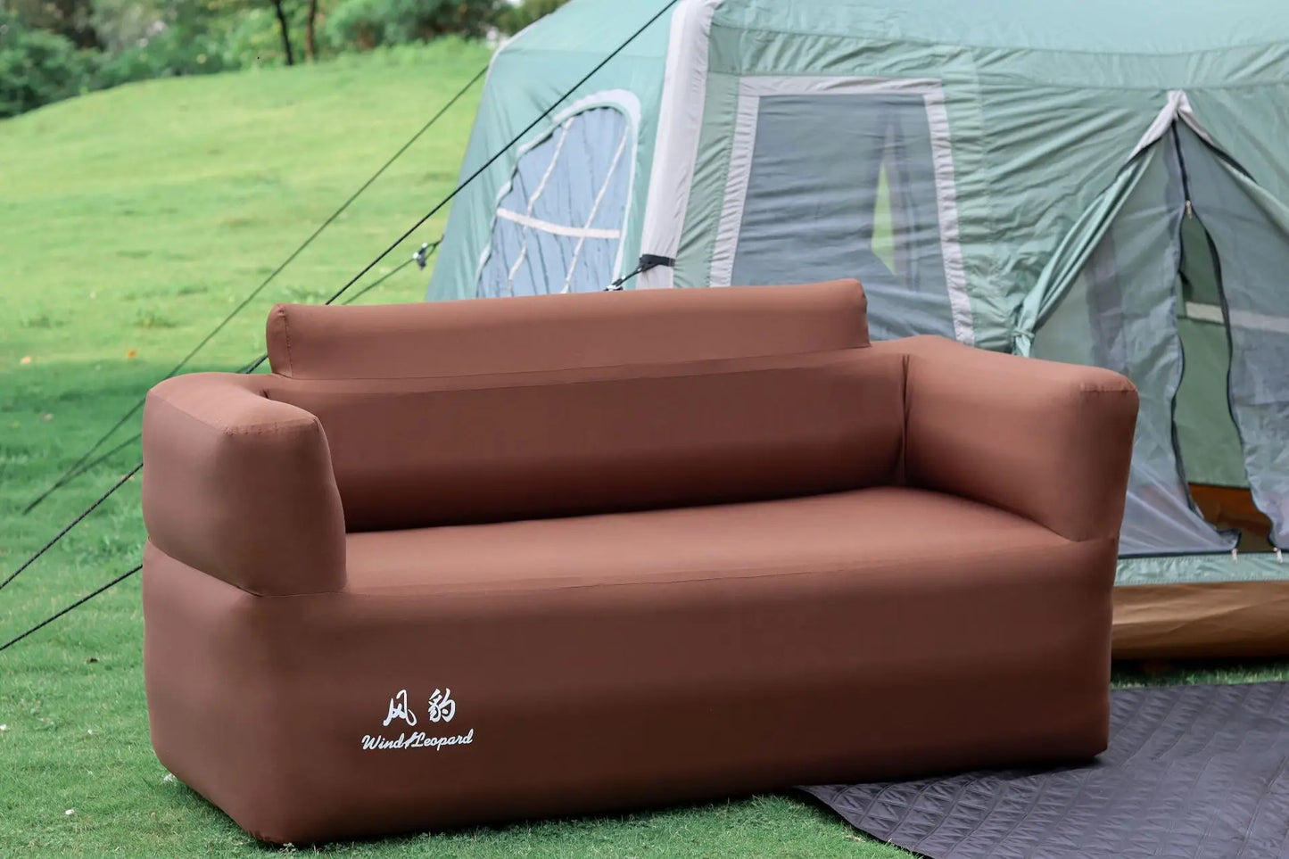 sofa gonflable hors de tente sur gazon tente arriere