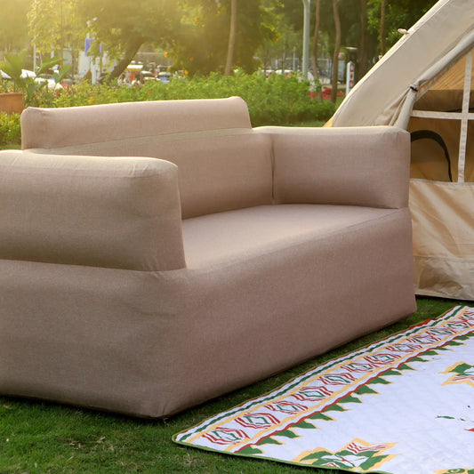 sofa gonflable hors de tente sur gazon