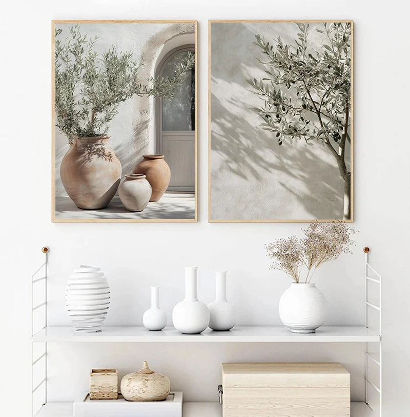 Deux peintures au dessus de deux etageres