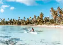 Forêt plage canot avec un homme dedans