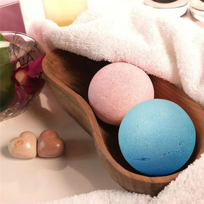 boule de bain effervescente rose bleue dans un decor