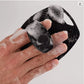 brosse exfoliante poignee dans une main mousseuse
