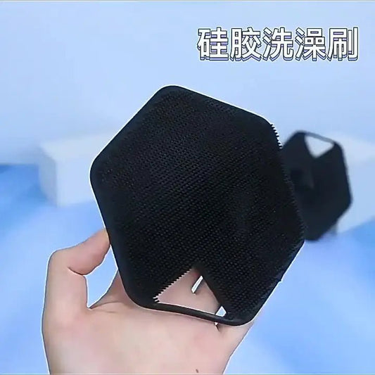 brosse exfoliante sur main produit au fond pièce brouillée