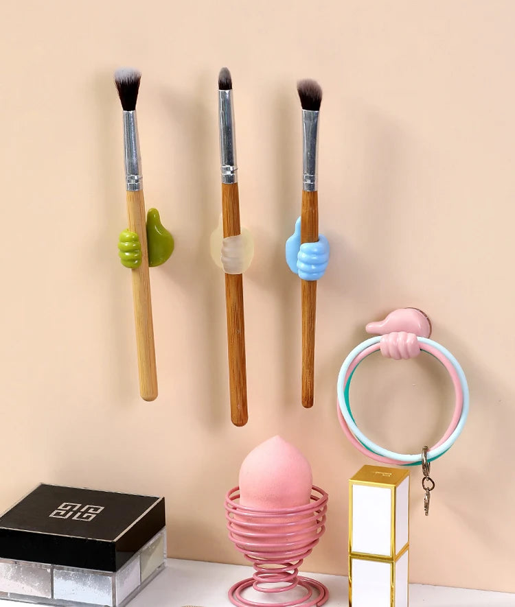 crochets forme de poing pour le maquillage
