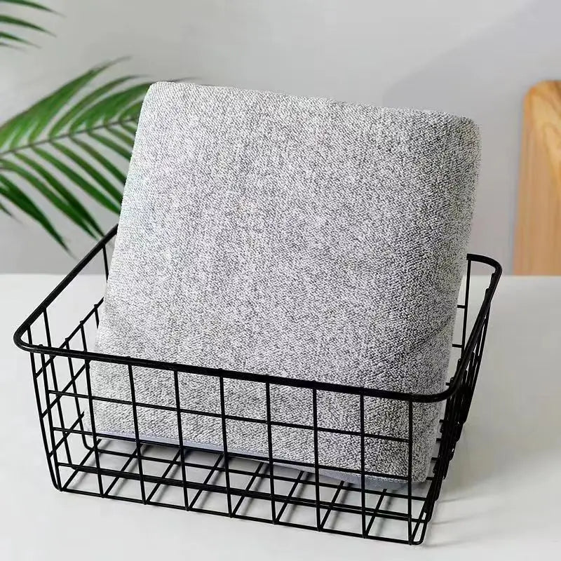 ensemble de serviettes plié dans un panier noir