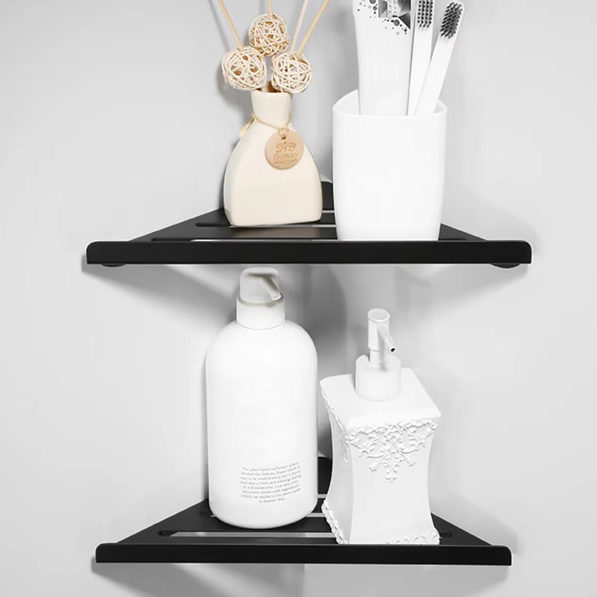 etagere en triangle soutenant vaisselle