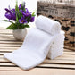 lot de serviettes de toilette blanches presentation avec pot