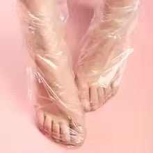 Masque sur les pieds sur fond rose
