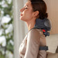  masseur shiatsu dans le salon installe sur cliente contente