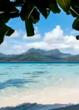 Montagne avec plage et ocean