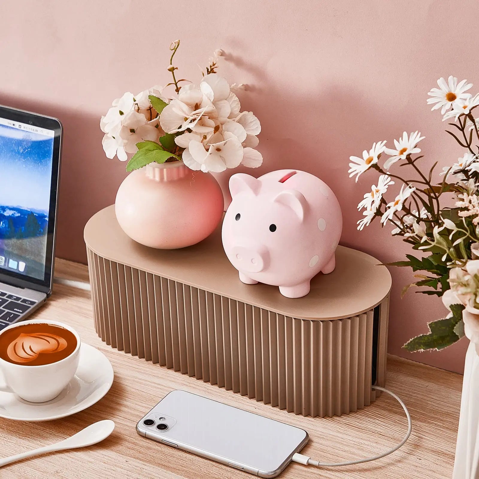 organisateur de fils électriques brun sur bureau