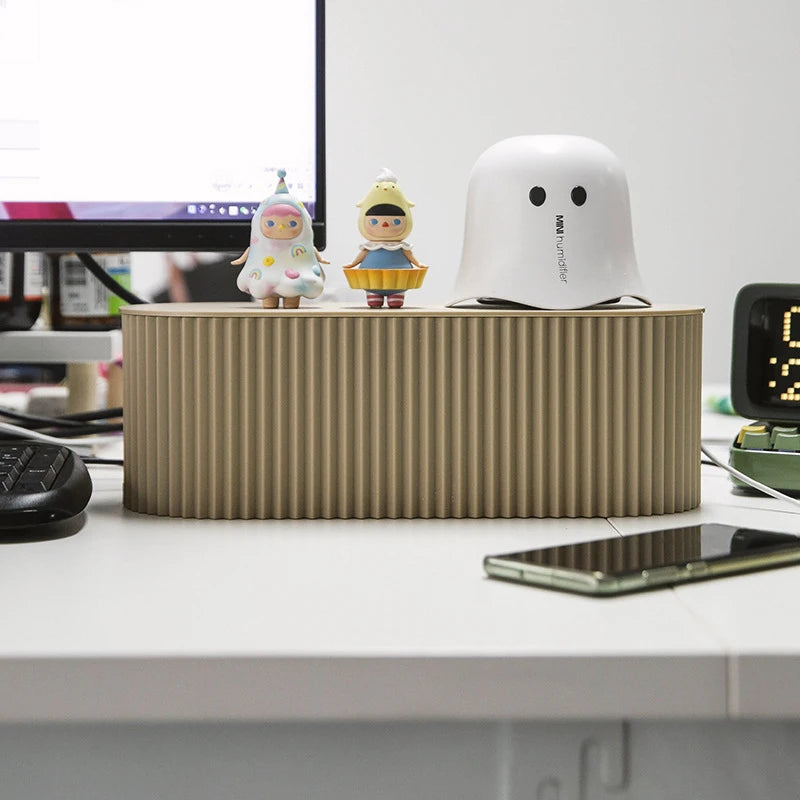 organisateur de fils electriques brun sur bureau