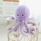 peluche pieuvre violette sur table blanche