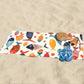 serviette de poissons etalee sur sable
