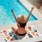 serviette de poissons femme enceinte piscine sur serviette
