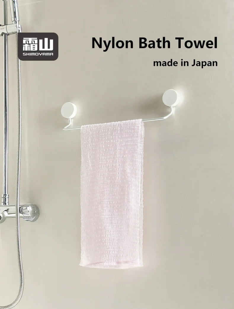 serviette exfoliante originaire du japon accrochee dans douche