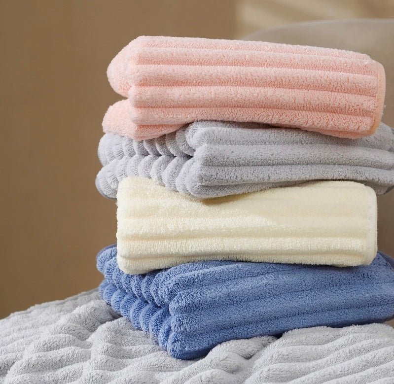 Serviettes couleurs en pile