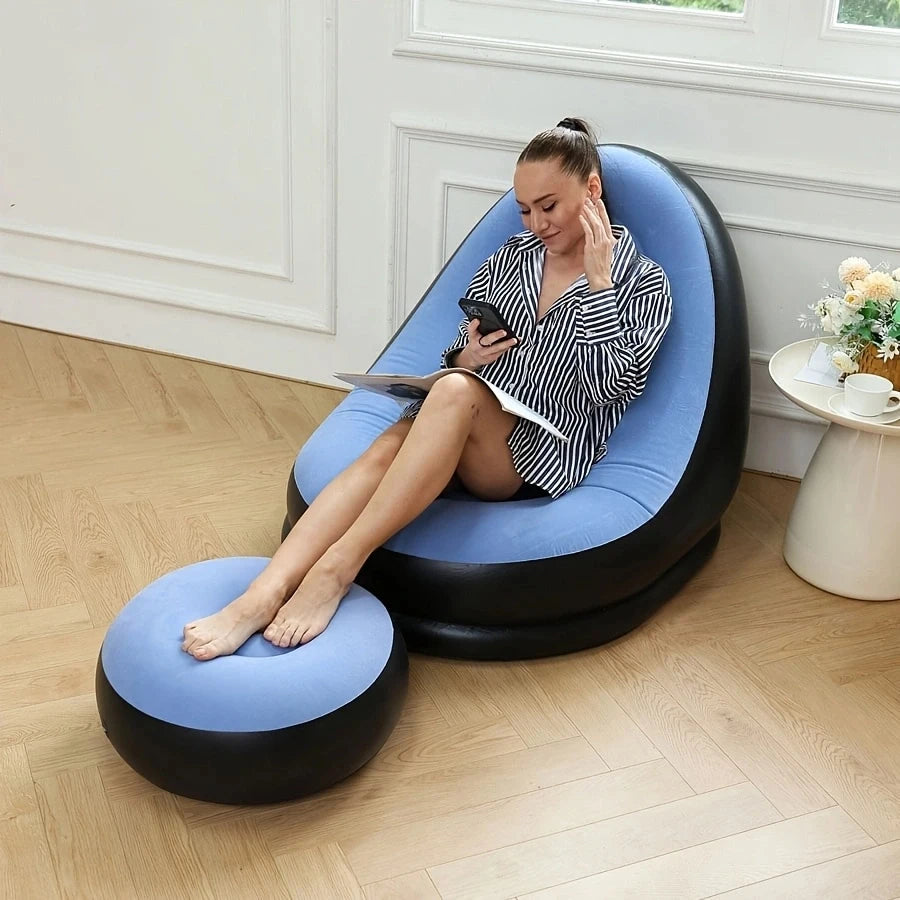 sofa gonflable bleu et noir cliente heureuse