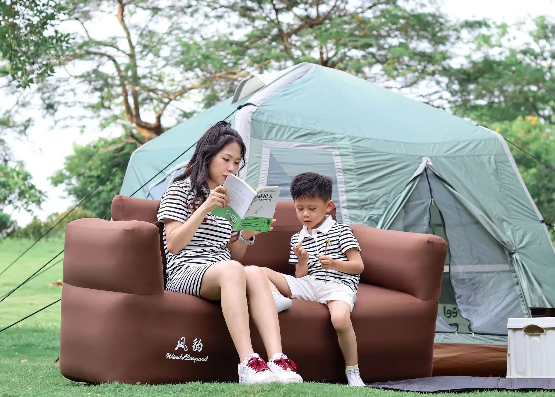 sofa gonflable hors de tente sur gazon mere fils