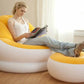 sofa gonflable jaune et blanc cliente souriante en lecture