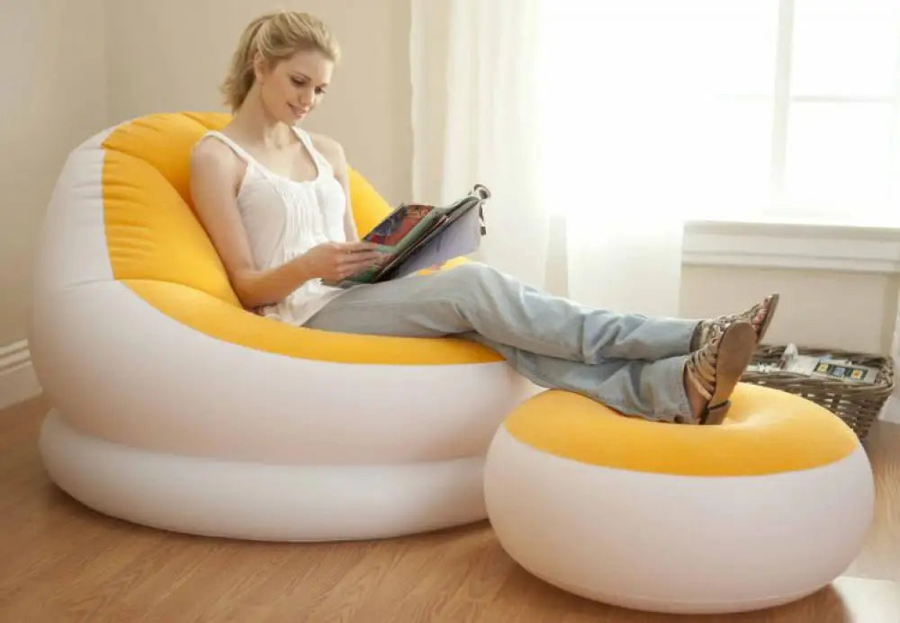 sofa gonflable jaune et blanc cliente souriante en lecture