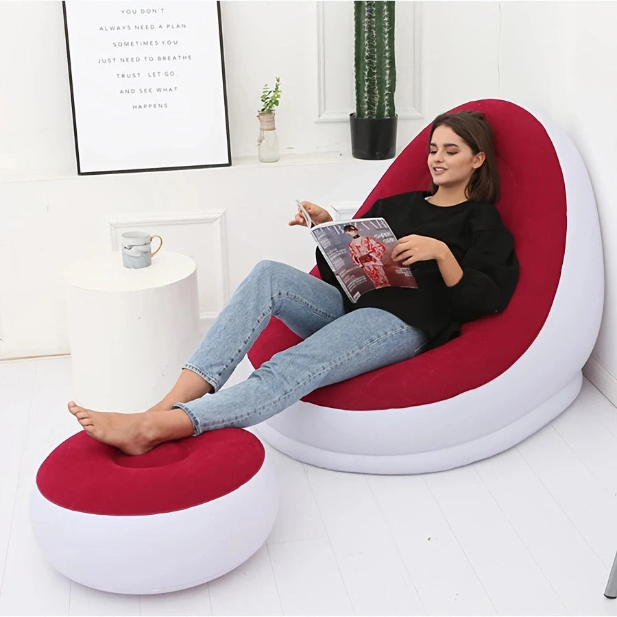 sofa gonflable rouge et blanc cliente en lecture heureuse