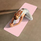 tapis de yoga antiderapant une classe femme etire dessus