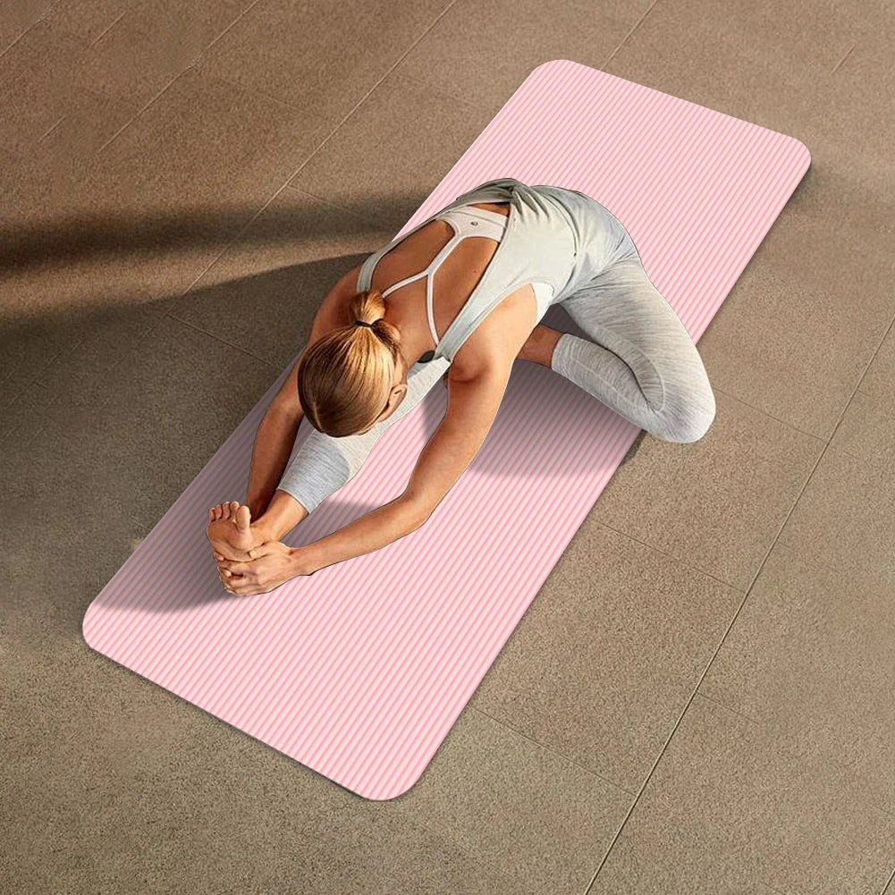 tapis de yoga antiderapant une classe femme etire dessus