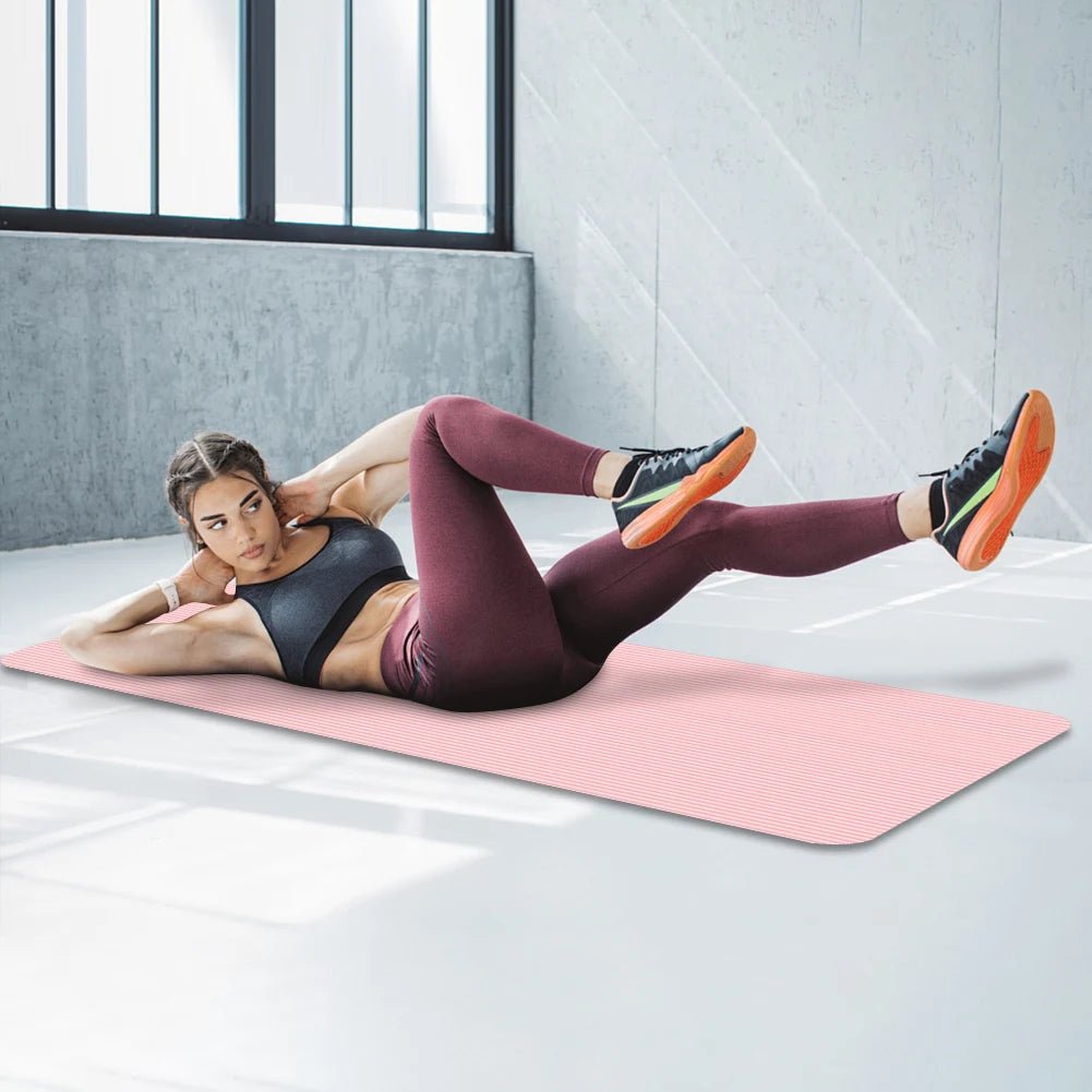 tapis de yoga antidérapant femme sportive sur tapis