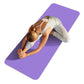 tapis de yoga antidérapant violet avec pose dessus