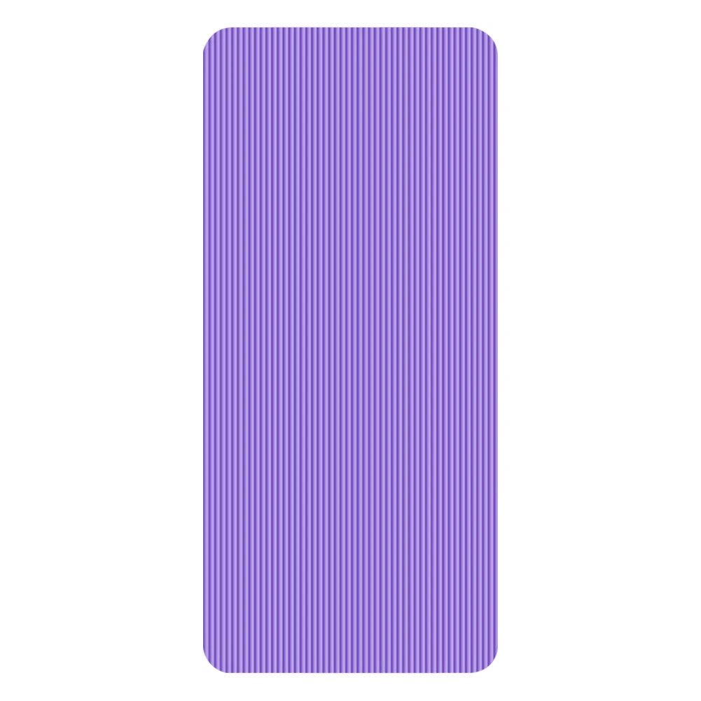 tapis de yoga antidérapant violet sur fond blanc