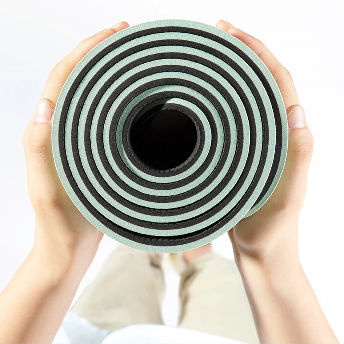 Tapis de yoga TPE roule devant personne