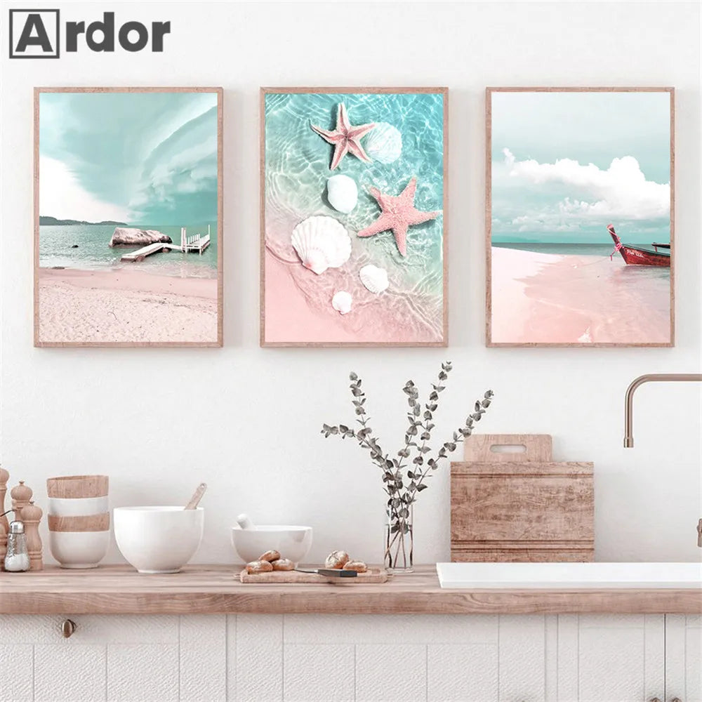 Trois peintures coquilles étoiles de mer au dessus comptoir